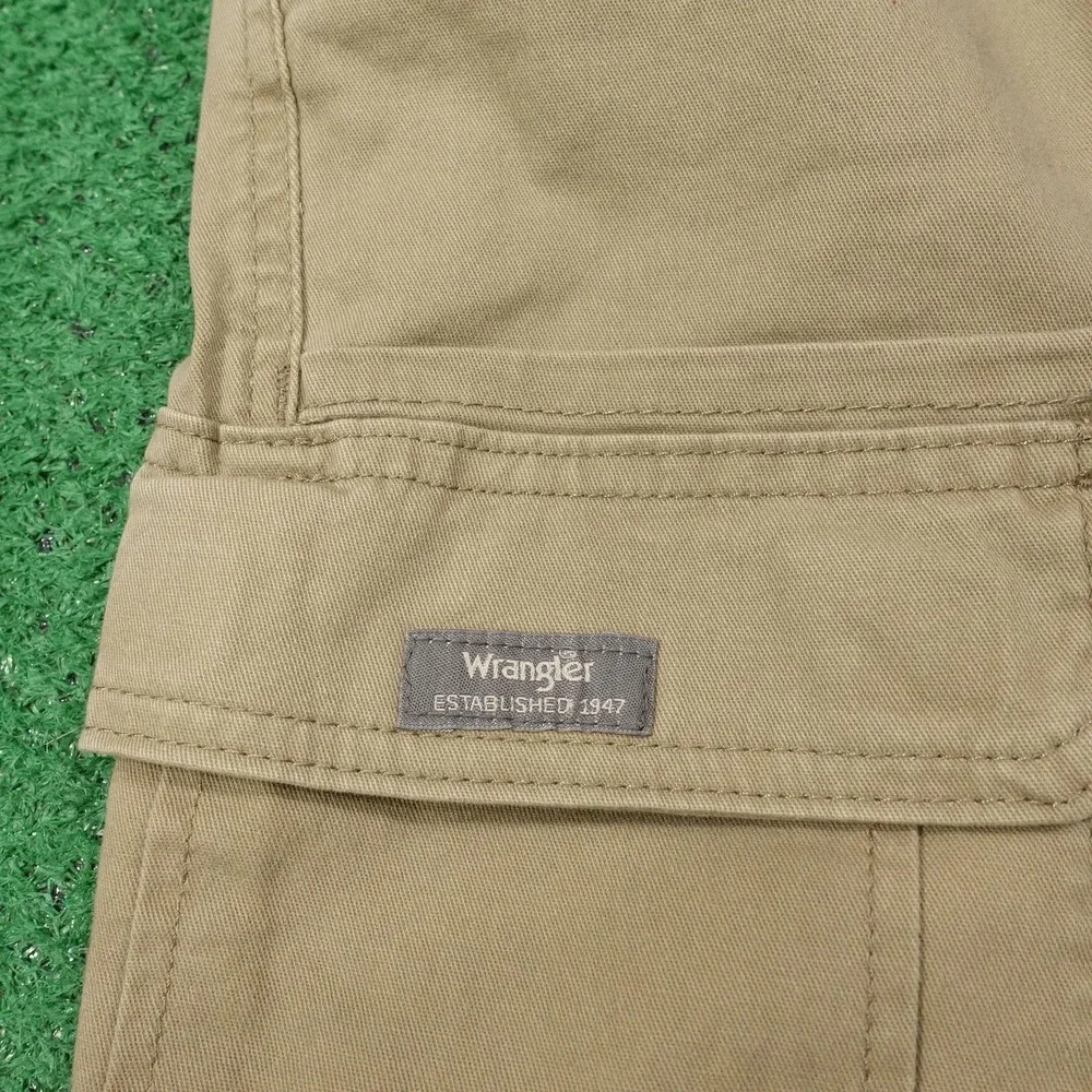 New! Wrangler Shorts‎ Mens 44 Beige Cargo Relaxed Fit Stretch Pockets 10 Inseam